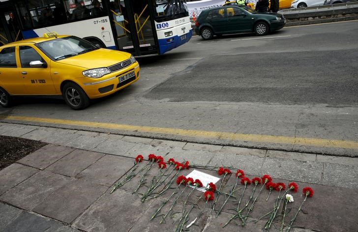 © Reuters. Carnations are placed at the site of Sunday's suicide bomb attack in Ankara