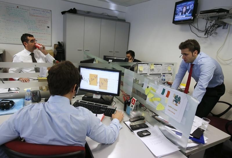 © Reuters. España coloca 2.858 millones euros en bonos y obligaciones 