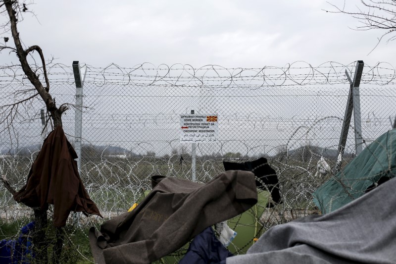 © Reuters. Blankets are laid to dry on barbed wire next to the border fence at the Greek-Macedonian border, at a makeshift camp for refugees and migrants , near the village of Idomeni