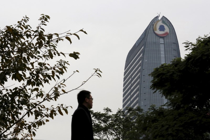 © Reuters. A man walks in front of Tencent headquarters in Shenzhen