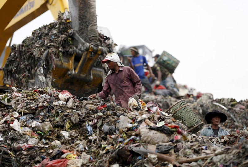 © Reuters. Emprendedores ecológicos abordan el problema de la basura en Indonesia