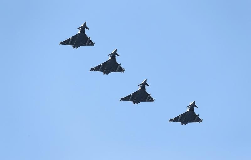 © Reuters. Four British Eurofighter Typhoons from the Royal Air Force arrive at Bodoe Main Air Station on the first day of the NATO Arctic Challenge Exercise