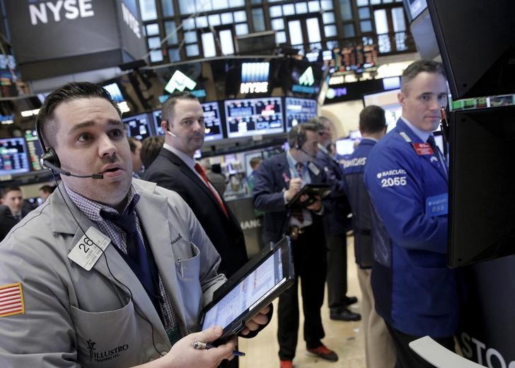 © Reuters. Traders work on the floor of the NYSE 