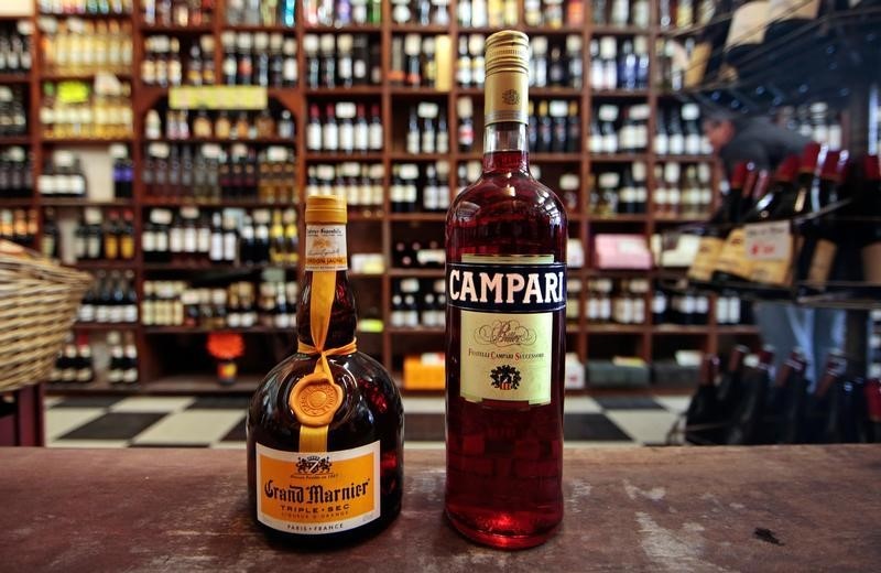 © Reuters. Una bottiglia di Grand Marnier e una di Campari in un'enoteca di Nizza
