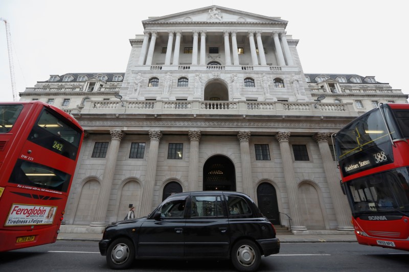 © Reuters. A taxi and buses queue outside the Bank of England in London, Britain