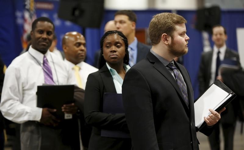 © Reuters. Job applicants await their turn at the Lockheed Martin booth at "Hiring Our Heroes" military job fair in Washington