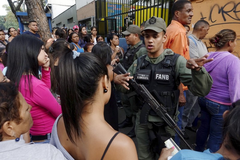 © Reuters. Protestas a pequeña escala proliferan en una Venezuela en ebullición 