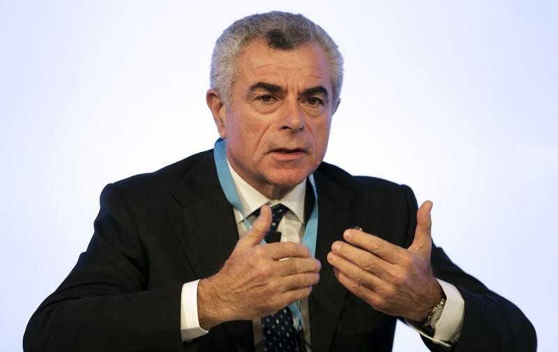 © Reuters. Finmeccanica CEO Moretti speaks during the "Rome 2015 MED, Mediterranean dialogues" forum in Rome