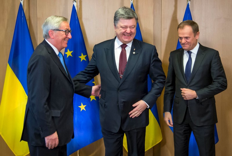 © Reuters. Ukrainian President Poroshenko poses with EU Commission President Juncker and EU Council President Tusk in Brussels