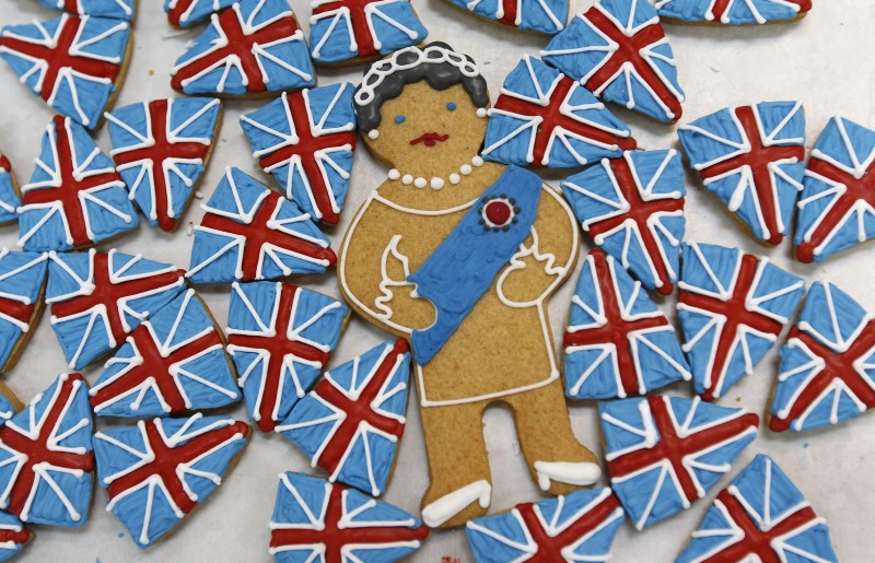 © Reuters. File photo of biscuits depicting Britain's Queen Elizabeth and the Union flag sitting on trays at Biscuiteers in London