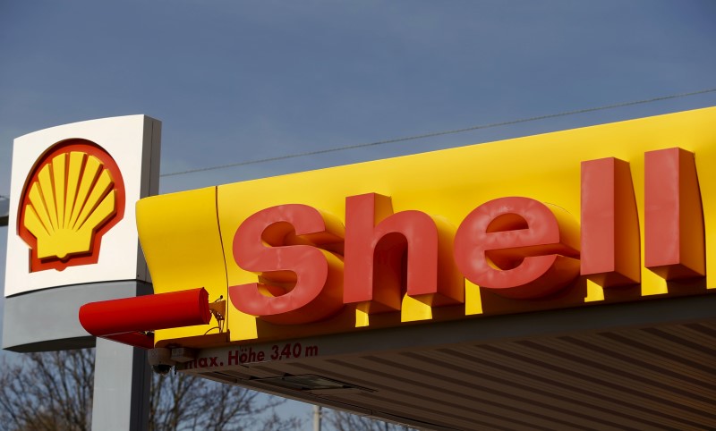 &copy; Reuters. Shell&apos;s company logo is pictured at a gas station in Zurich