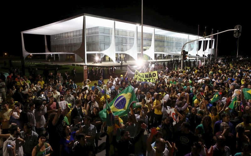 &copy; Reuters. Anti-government demonstrators attend a protest at the appointment of Lula da Silva as a minister, in front of the Planalto Palace in Brasilia