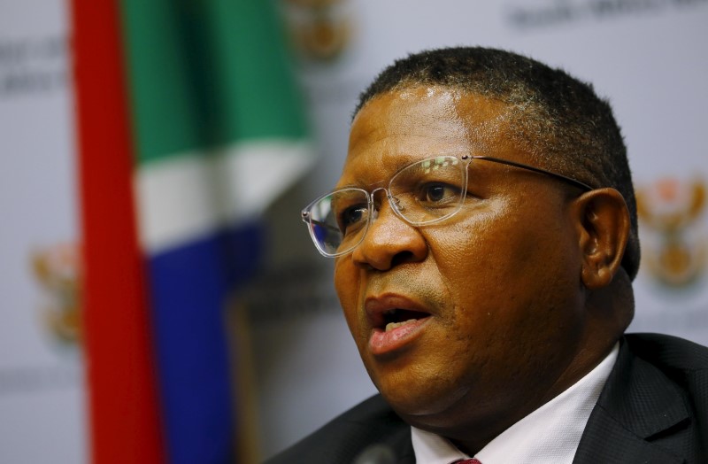 © Reuters. South African Sports Minister Fikile Mbalula addresses a media conference in Cape Town