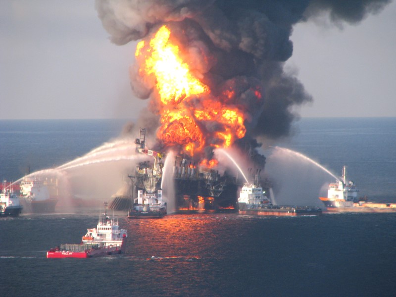 © Reuters. Fire boat response crews battle the blazing remnants of the off shore oil rig Deepwater Horizon, off Louisiana