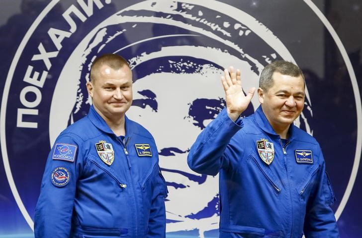 © Reuters. Members of the International Space Station crew Ovchinin and Skriprochka of Russia walk in front of a portrait of Yuri Gagarin, the first man in space, after a news conference behind a glass wall at the Baikonur cosmodrome, Kazakhstan