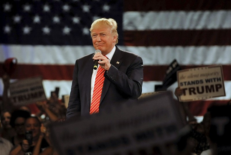 © Reuters. U.S. Republican presidential candidate Trump talks to supporters during a in Tampa