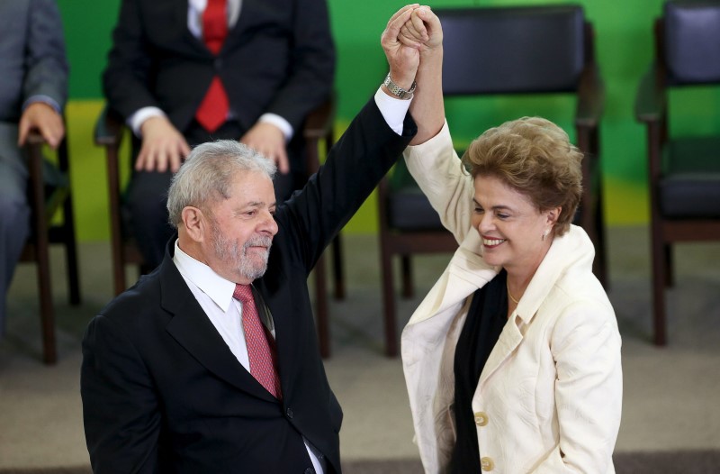 © Reuters. Brazil's President Dilma Rousseff greets former president Luiz Inacio Lula da Silva during the appointment of Lula da Silva as chief of staff, at Planalto palace in Brasilia