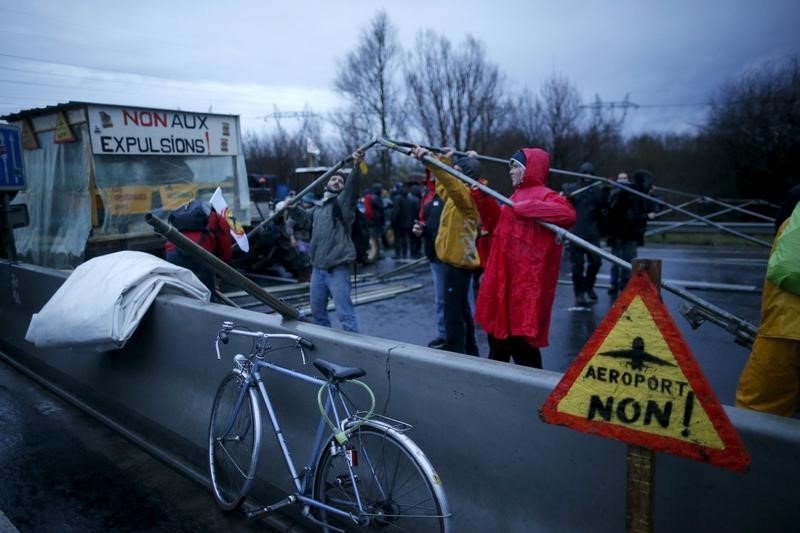 © Reuters. SÉGOLÈNE ROYAL NE RENONCE PAS À ÉLARGIR LE PÉRIMÈTRE DU VOTE SUR LE PROJET NOTRE-DAME-DES-LANDES