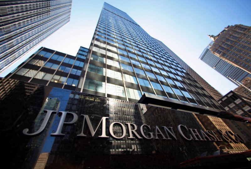 © Reuters. JP Morgan Chase & Co sign outside headquarters in New York