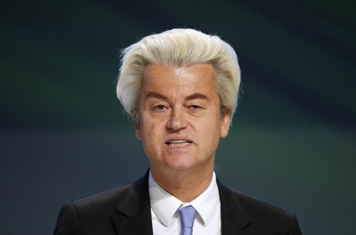 © Reuters. Dutch far-right Party for Freedom (PVV) leader Wilders talks during a news conference at the end of the "Europe of Nations an freedom" meeting in Milan