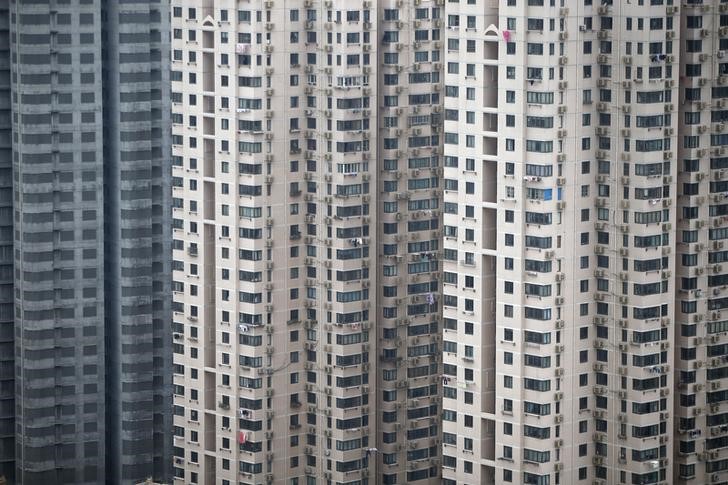 © Reuters. Buildings of a residential compound are seen in Shanghai