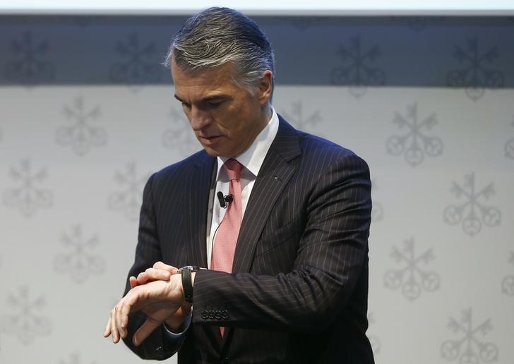 © Reuters. CEO Ermotti of Swiss bank UBS checks his watch in Zurich