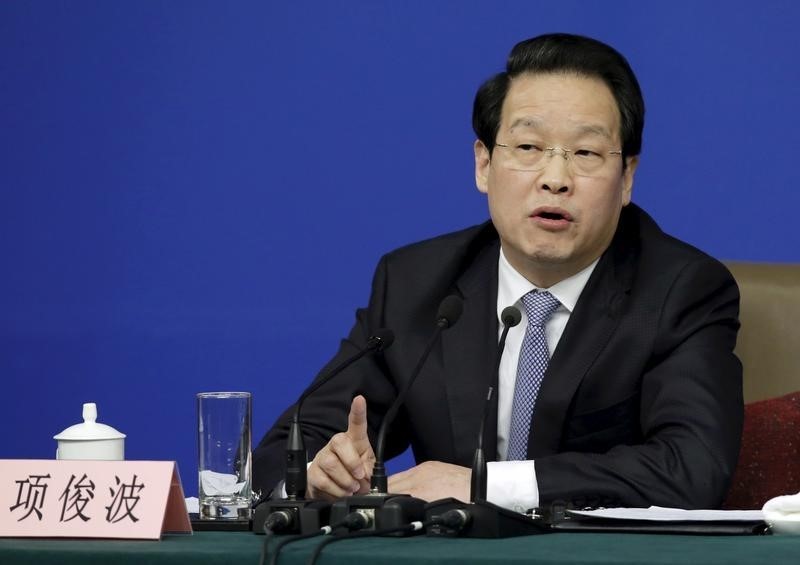 © Reuters. Xiang Junbo, chairman of CIRC, answers a question at a news conference in Beijing