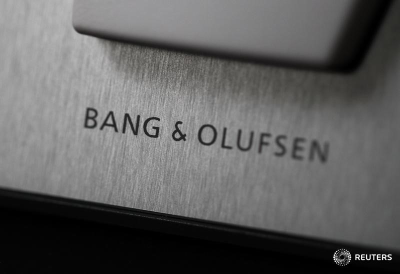 © Reuters. Логотип Bang & Olufsen на продукции компании в магазине в Варшаве