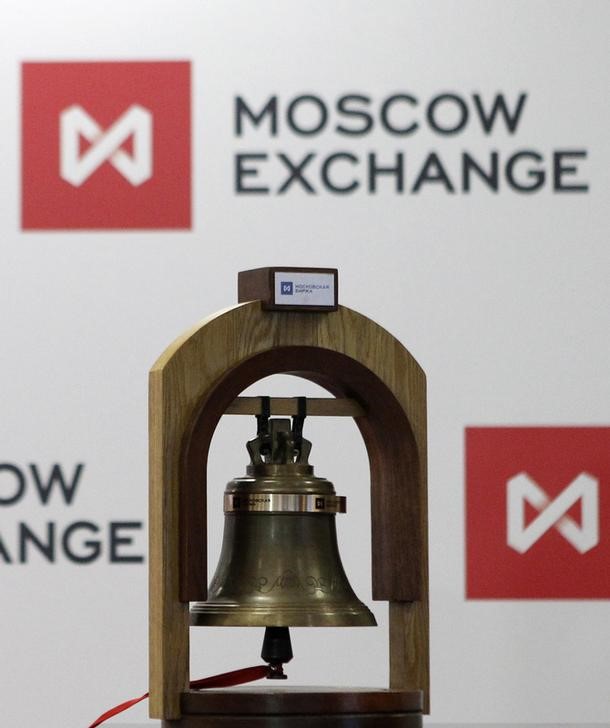 © Reuters. Колокол на фоне логотипа Московской биржи в её здании в российской столице