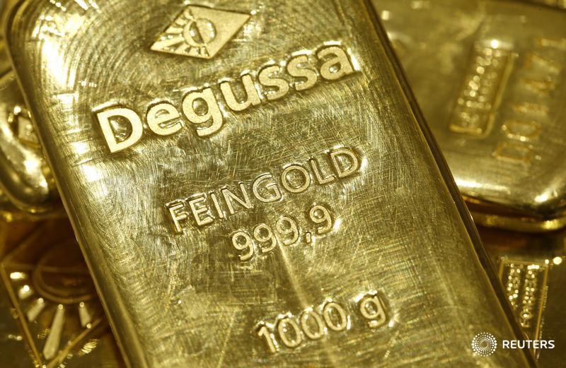 © Reuters. Слитки золота в хранилище отделения трейдера Degussa в Цюрихе