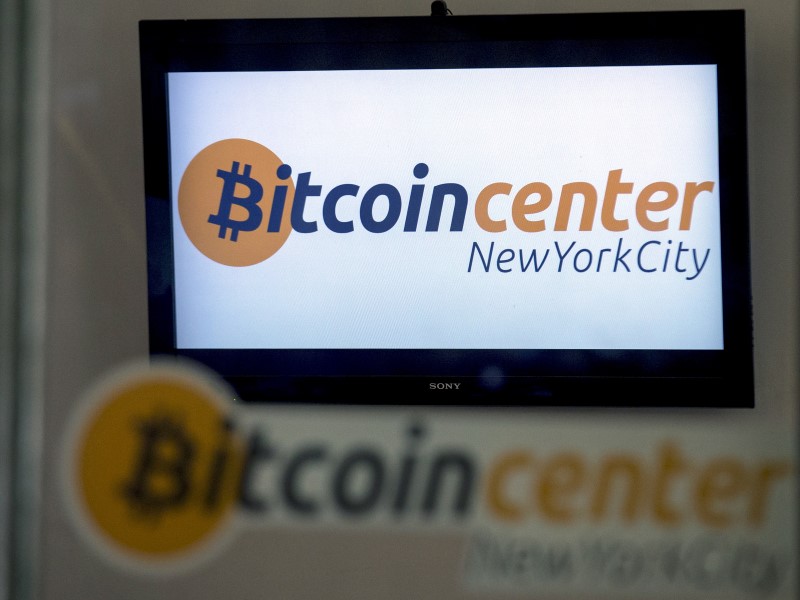 © Reuters. A Bitcoin logo is displayed on a screen inside the Bitcoin Center New York City in New York's financial district 