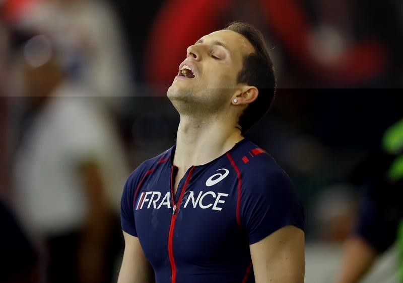 © Reuters. سور ولافيليني يحصدان ذهبيتي القفز بالزانة في بطولة العالم داخل القاعات