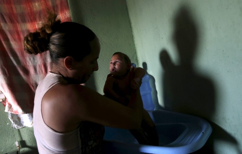 © Reuters. Josemary da Silva, 34, bathes Gilberto, five months old, her fifth child and born with microcephaly, at her house in Algodao de Jandaira,