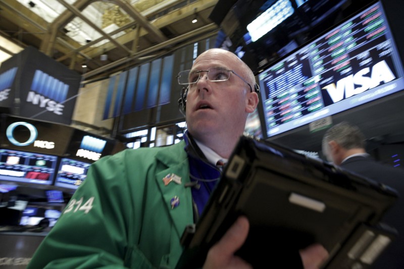 © Reuters. Traders work on the floor of the NYSE 