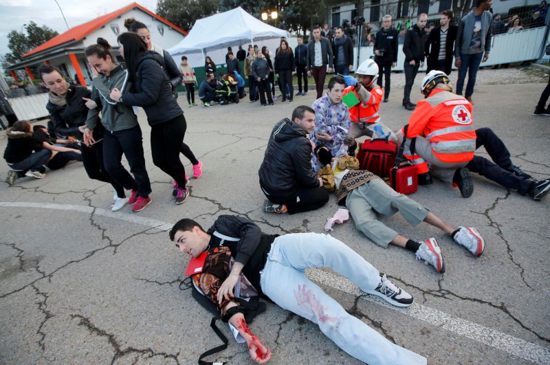 © Reuters. French Police and emergency rescue forces take part in a mock terrorist attack drill at a "fan zone" inside the National Police school in Nimes