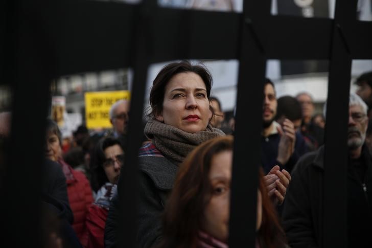 © Reuters. Manifestantes protestam contra acordo entre UE e Turquia em Madri