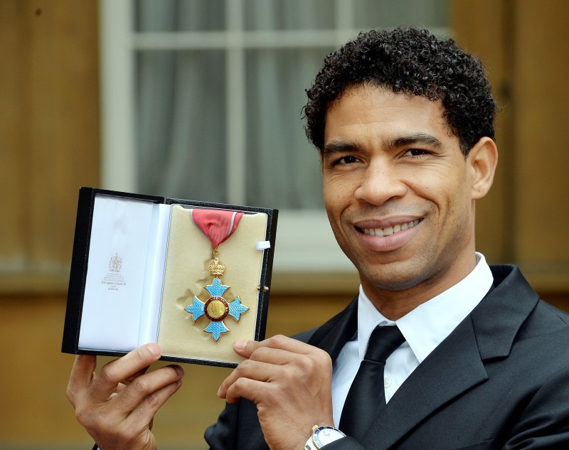 © Reuters. Bailarino Carlos Acosta posa com medalha em Londres