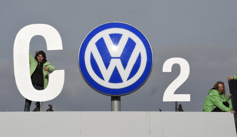 © Reuters. File photo of Greenpeace activists demonstrating atop Volkswagen's "Sandkamp" gate in Wolfsburg