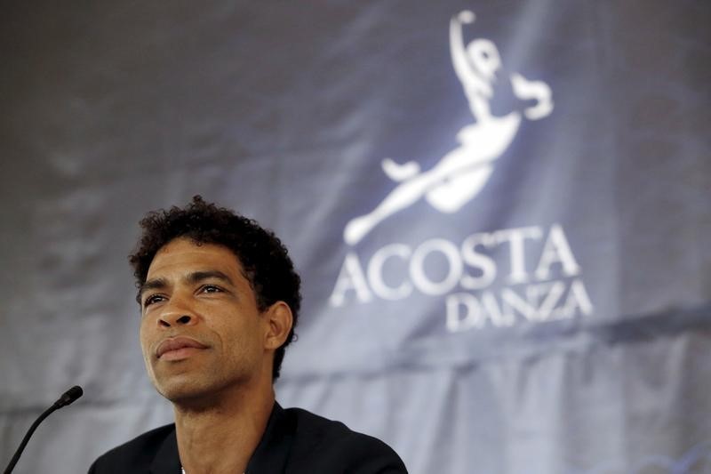 © Reuters. راقص الباليه العالمي كارلوس أكوستا يعود لوطنه كوبا بفرقة للرقص