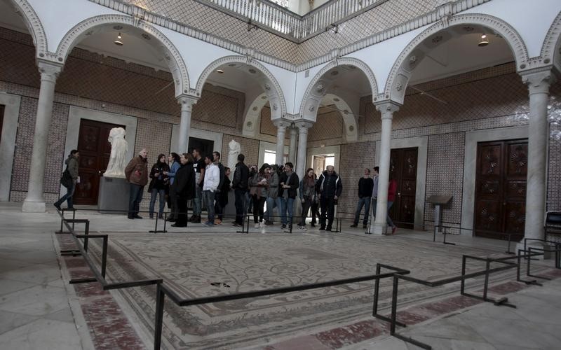 © Reuters. أجواء مشحونة بالعواطف في ذكرى ضحايا متحف باردو بتونس