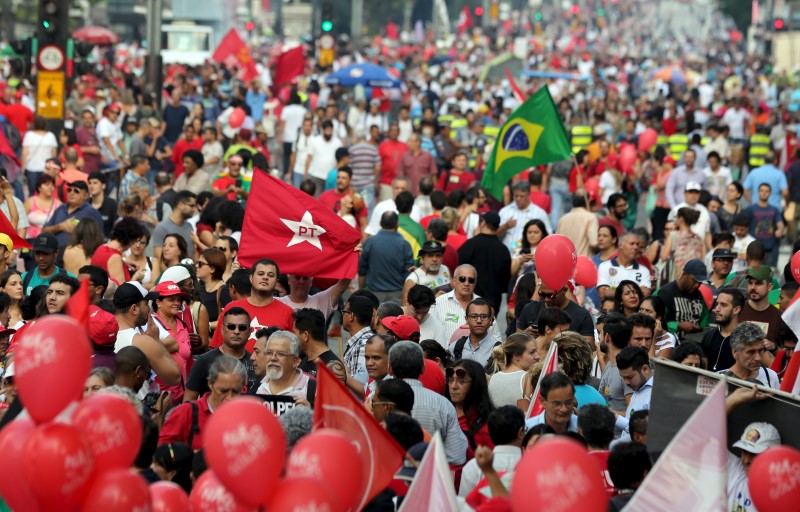 © Reuters. Manifestantes fazem ato em apoio ao governo em São Paulo