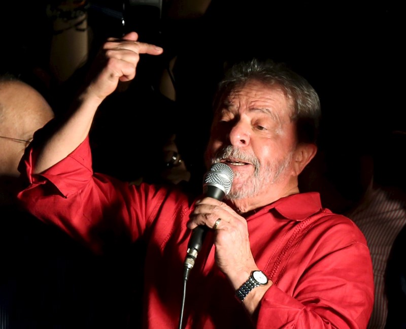 © Reuters. Ex-presidente Luiz Inácio Lula da Silva discursa para manifestantes pró-governo na avenida Paulista, em São Paulo