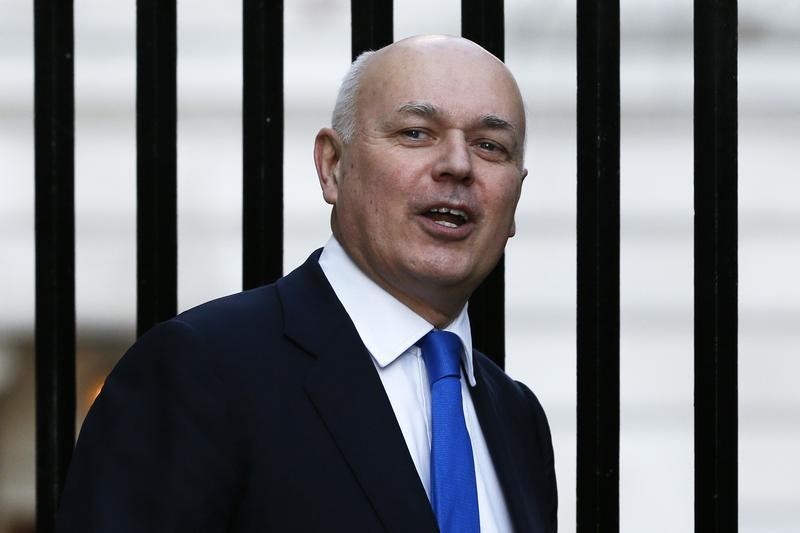 © Reuters. وزير بريطاني كبير يستقيل بسبب تخفيضات مزمعة في إعانات الرعاية الاجتماعية