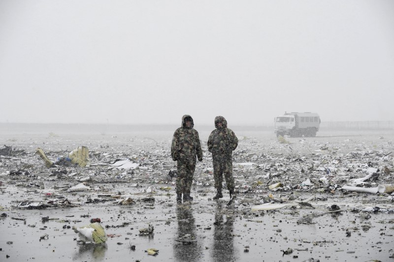 © Reuters. View shows the crash site of Flight FZ981, a Boeing 737-800 operated by Dubai-based budget carrier Flydubai, at the airport of Rostov-On-Don, Russia