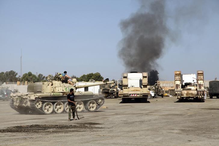 © Reuters. تبادل كثيف لإطلاق النار بين جماعتين مسلحتين بالعاصمة الليبية طرابلس