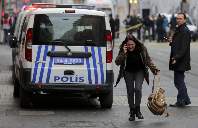 © Reuters. Cuatro muertos y 20 heridos en una explosión suicida en Estambul - gobernador