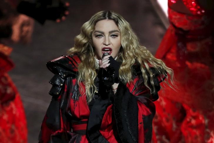 © Reuters. Madonna, criticada por su comportamiento en el escenario en Australia