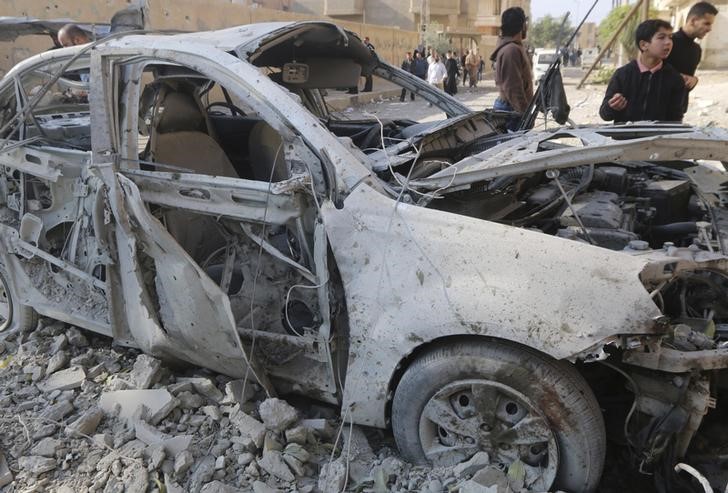 © Reuters. المرصد السوري:39 قتيلا في غارات جوية على الرقة