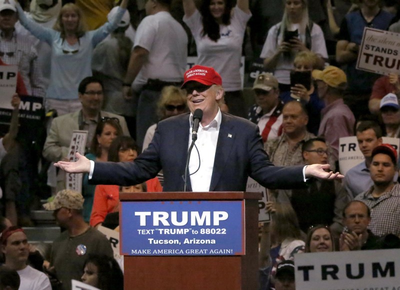 © Reuters. Republican Presidential candidate Donald Trump speaks during a campaign event in Tucson