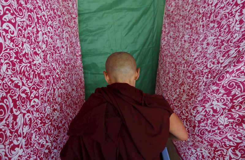 © Reuters. A Tibetan monk marks his ballot papers before casting his vote during the election for the Tibetan government-in-exile at a polling booth in Dharamsala